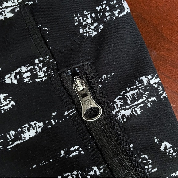 Lululemon Cropped Leggings Size 4 Black White Print 21.5” Inseam Athleisure - Picture 8 of 10